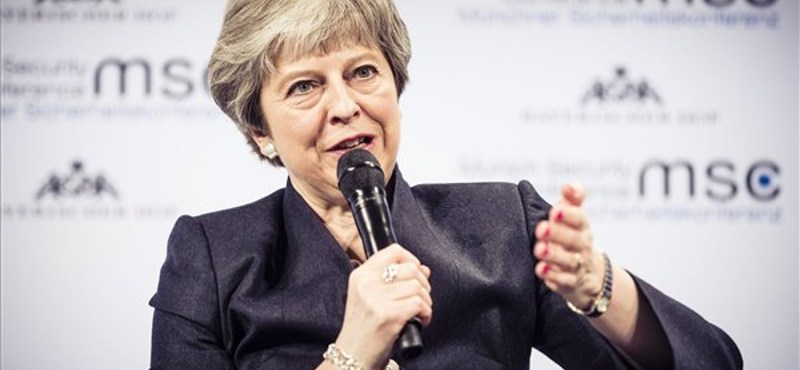 May: szó sem lehet második népszavazásról a Brexitről