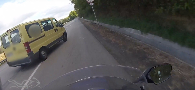 Kikanyarodott a furgon, centikre volt a magyar motorostól – videó