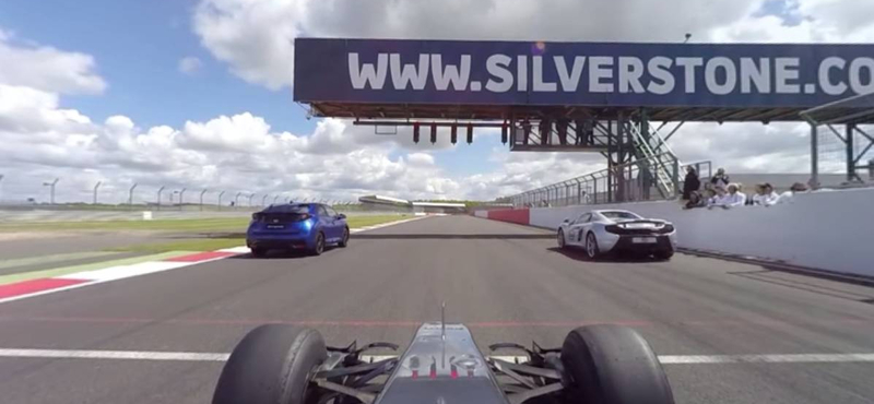 360 fokos videó: Mit tud egy Forma–1-es McLaren a közúti sportkocsik ellen?