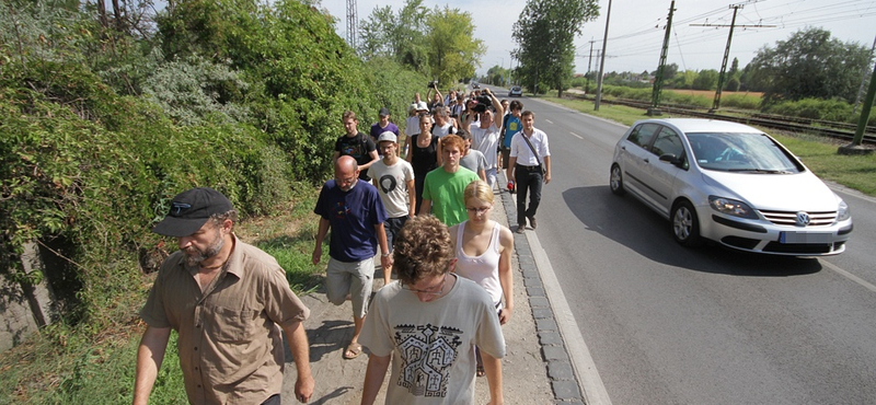 LMP-sek láncolták magukat a Közgép-székházhoz