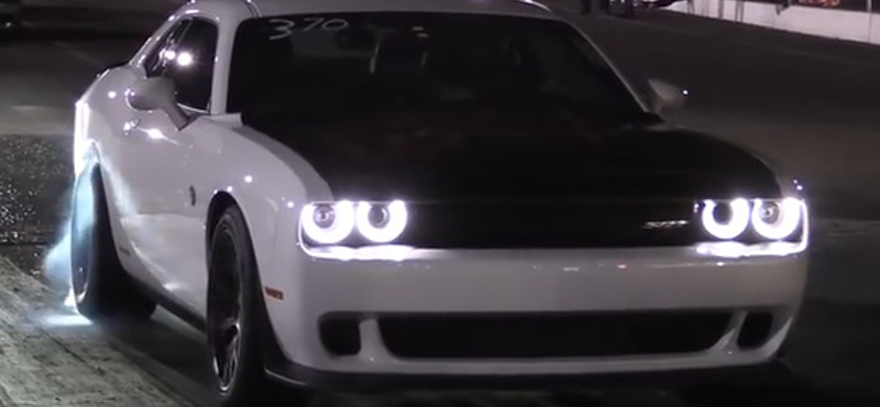 Szilánkokra törött a 900 lóerős Dodge Challenger kardántengelye – videó