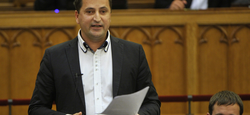 Balatonalmádi polgármestere milliós jutalmat szavazott meg magának