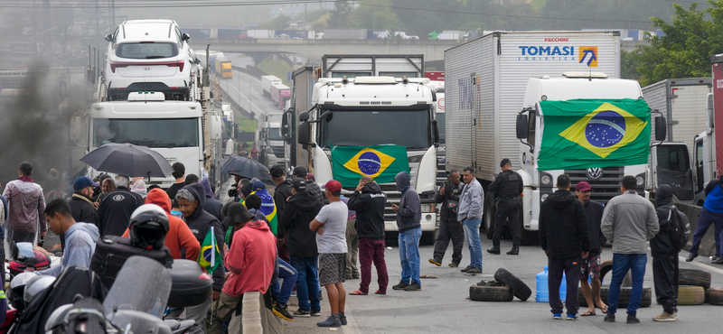 Lezárták az utakat és autógumit égetnek Bolsonaro-párti kamionsofőrök Brazíliában