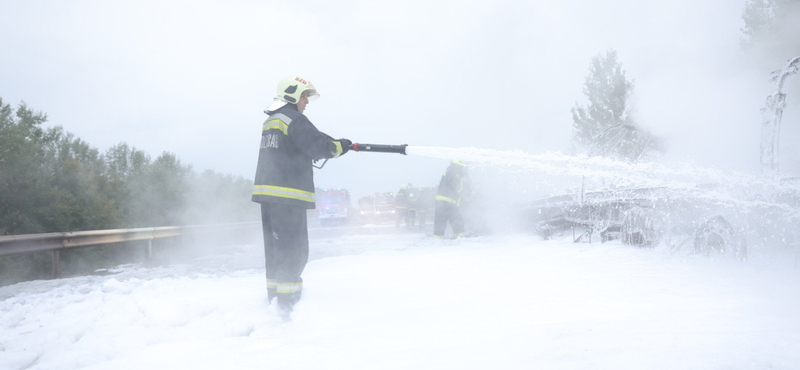 Porrá égett egy kamion pótkocsija az M9-esen – fotókkal