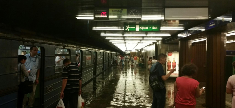 Fotók: Az Ecseri úti metrómegállóba is betört az özönvíz