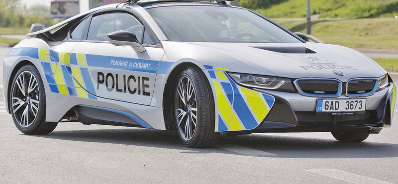 Összetörték a rendőrségi BMW i8-at - szívrohamot kapott a sofőr