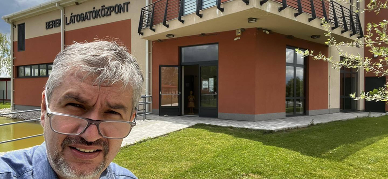 Fürdőre gyanúsan hasonlító, uniós pénzből épült múzeumot talált Hadházy Ákos