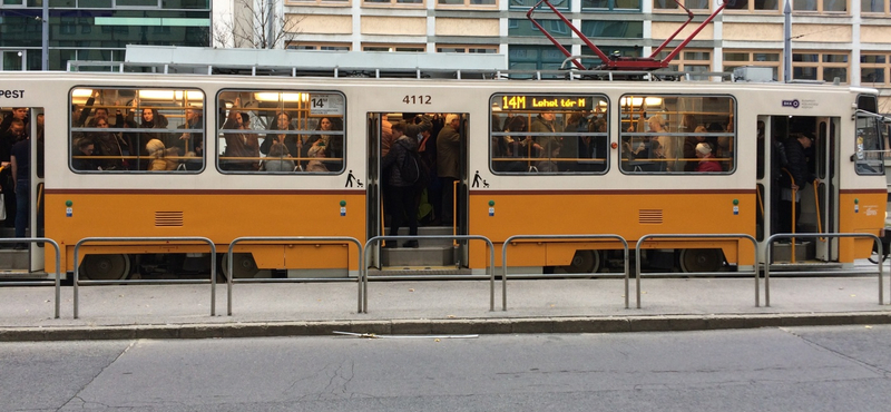 Nincs elég vezető, ezért tömöttek a 3-as metrót pótló villamosok