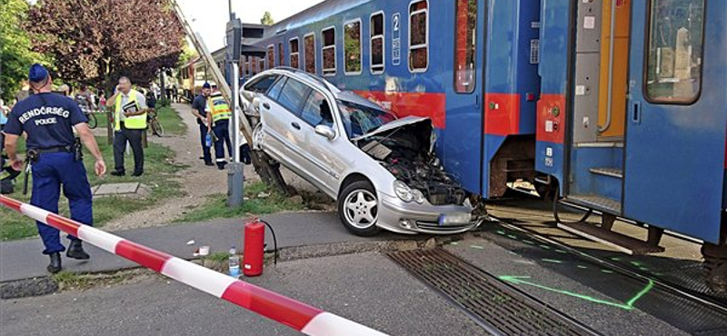 Orral gyűrődött a lajosmizsei vonat alá egy autó Pestszentimrén – fotó