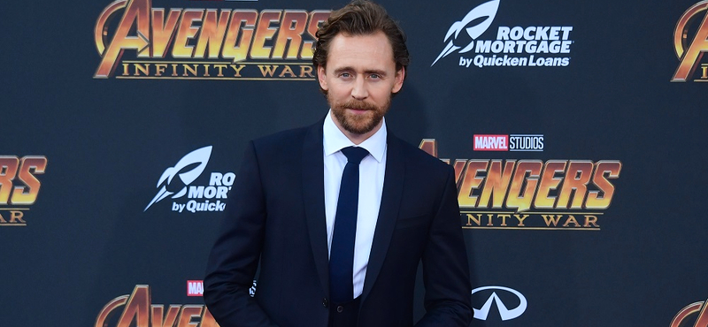 Tom Hiddleston látványosan kínosan érzi magát ebben a reklámban – és mi is