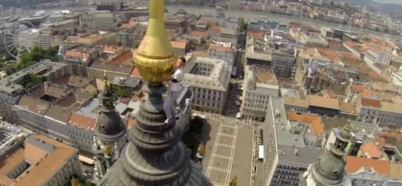 Felmászott a Bazilika tetejére a világhírű mászófenomén – videó