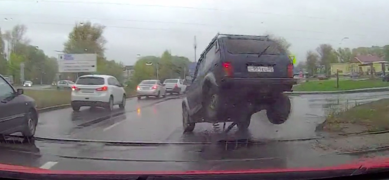 Itt a bizonyíték: a Lada Niva sem elpusztíthatatlan – videó