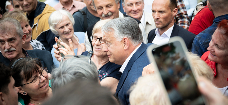 Orbán megint szűk körben kampányolt, szerinte „aki fizet, az rendeli a zenét”