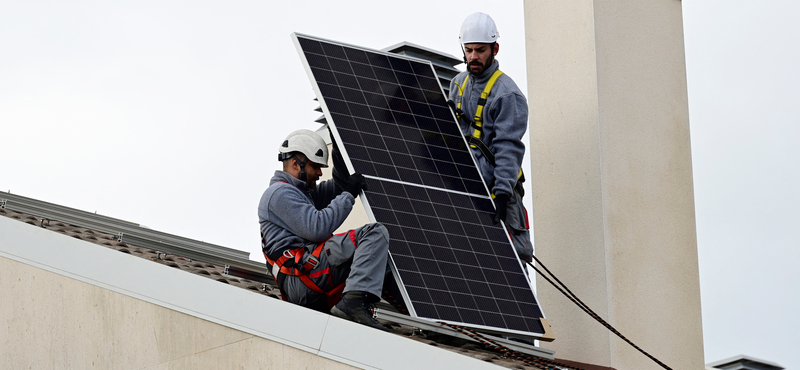 Nem fizet az állam, meg is feneklett  legalább egy napelemes cég: pályázók százai futnak a pénzük után
