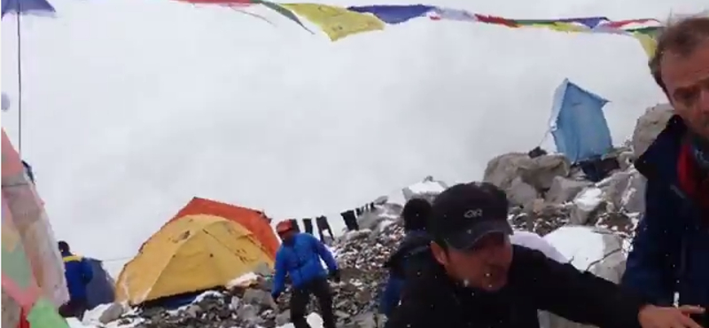 Földrengés: Sokkoló videót küldött egy hegymászó a Mount Everestről