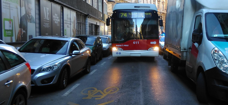 Cigarettázott a trolin, késsel támadt a sofőrre