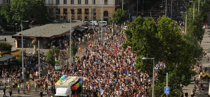 Rengetegen vonultak az idei kordonmentes Pride-on