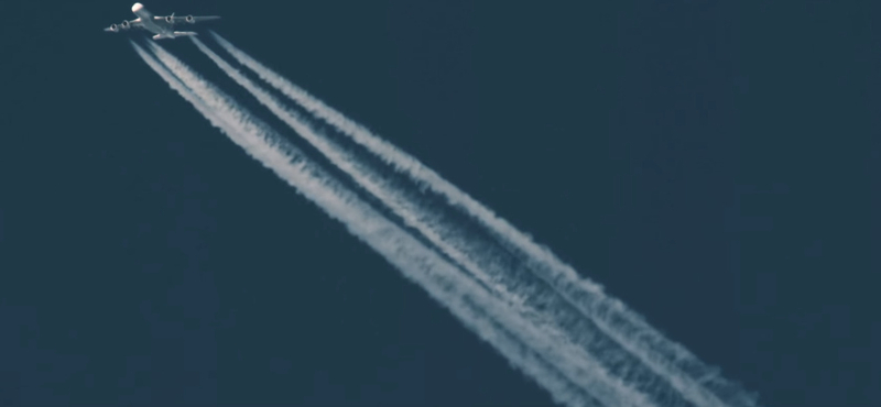 A chemtrail-hívők ezt a videót fogják lobogtatni: 160 km-en keresztül húzta maga után a csíkot a repülő