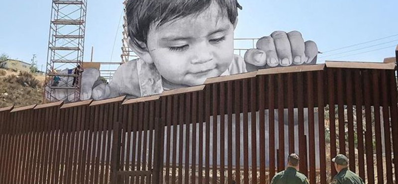 Óriási street art üzen Trumpnak az amerikai-mexikói határon