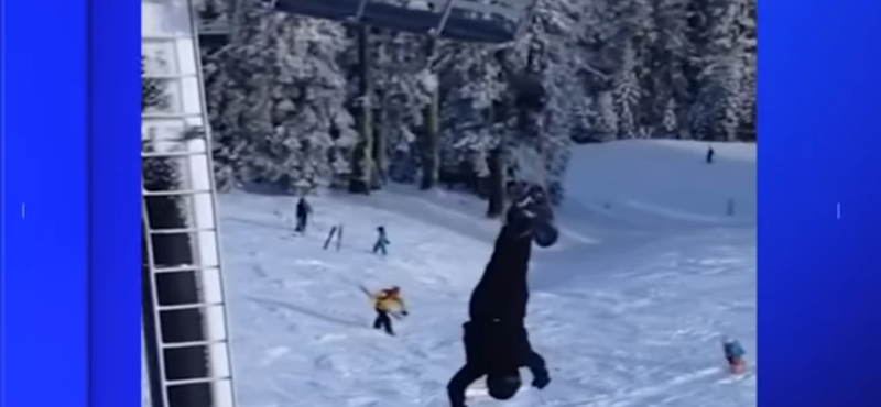 Rémálom a síliften: fejjel lefelé lógott a snowboardos - videó