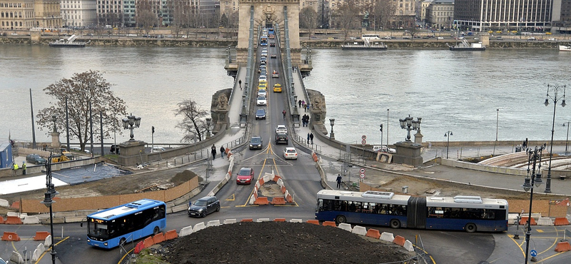 Különleges buszokat csíphetnek el ma a búcsúzó 86-os utasai