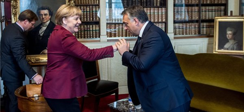 Fotó: Orbán nem akárkinek csókolt kezet Brüsszelben