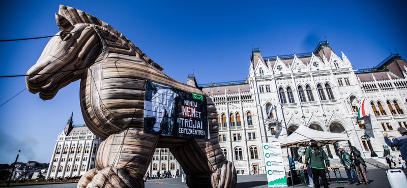 Fotók: Furcsa lényt vonszoltak a parlament elé