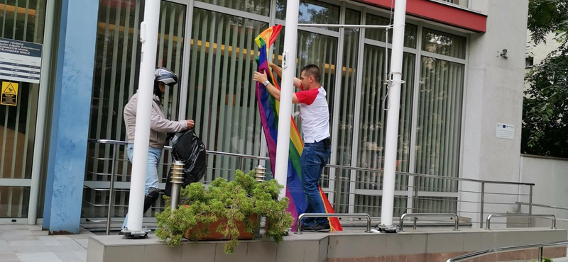 Novák Előd az újbudai városházáról is leszedte a szivárványos zászlót