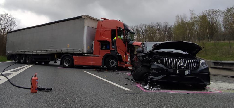 Keresztbe fordított kamionnal kaptak el egy AMG Mercedesszel száguldó ámokfutót a cseh rendőrök