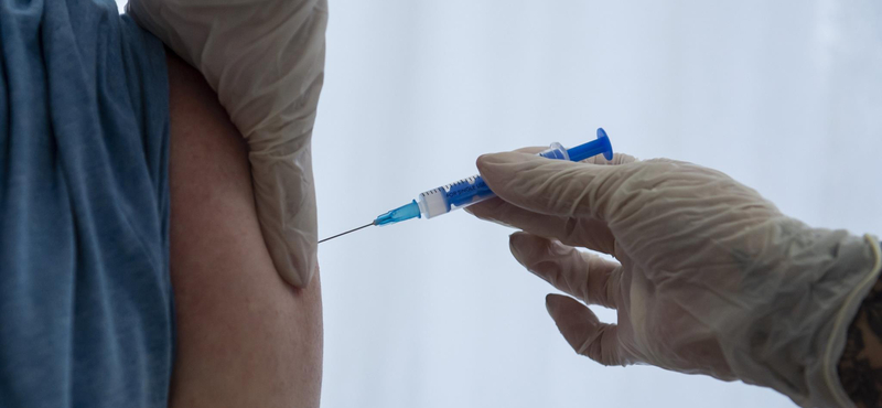 Új oltási program jön a koronavírus ellen, 800 ezer adag vakcinát vett a kormány