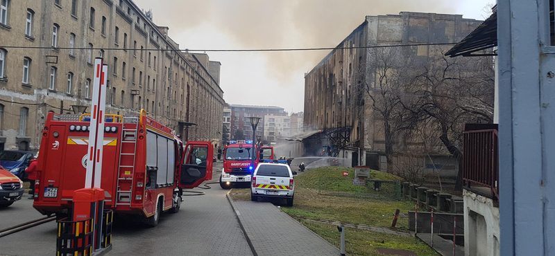 Videó: Így oltották a kigyulladt Soroksári úti raktárat