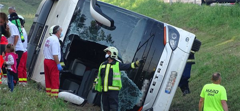 Halálos buszbaleset történt az M5-ösön