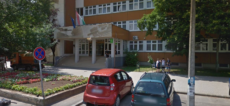 Elvittek a mentők 12 gyereket egy nyíregyházi iskolából