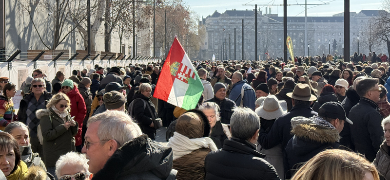 „Nincs szabadság független igazságszolgáltatás nélkül” - Több ezren tüntettek a bírók mellett