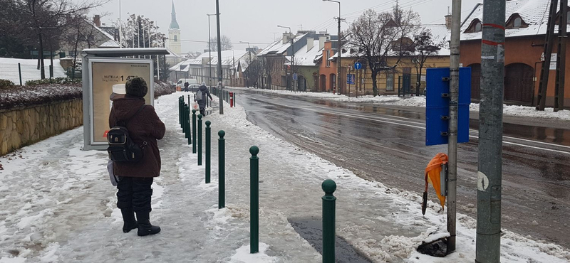 Tovább esik az ónos eső, 13 megyében érvényes a figyelmeztetés