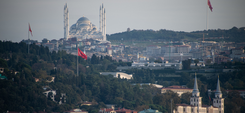 Akkora az infláció Törökországban, hogy a jegybankelnök visszaköltözött a szüleihez