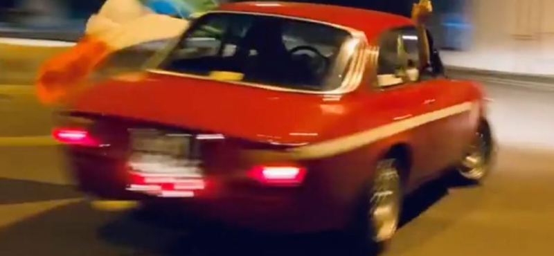 Mesteri drifteléssel ünnepelte az olaszok győzelmét egy oldtimer Alfa sofőrje