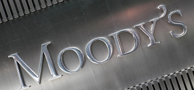 Öt magyar bankot minősített le a Moody's