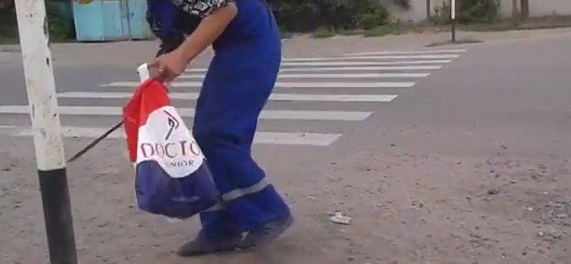 Egy tökrészeg kazah utcai takarítón röhög a világháló - videó