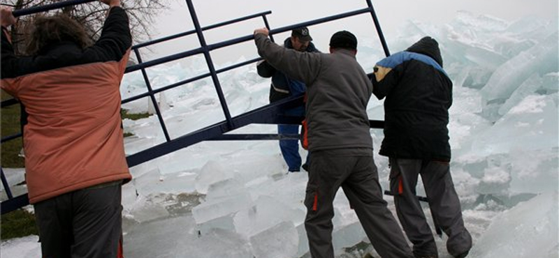 Jégfal a Balaton partján - elképesztő fotók