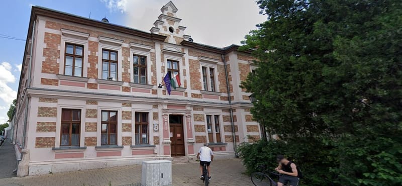 A buszon felejtettek egy hétéves kislányt az osztálykirándulás után Tatán, az ablakot betörve jutott ki