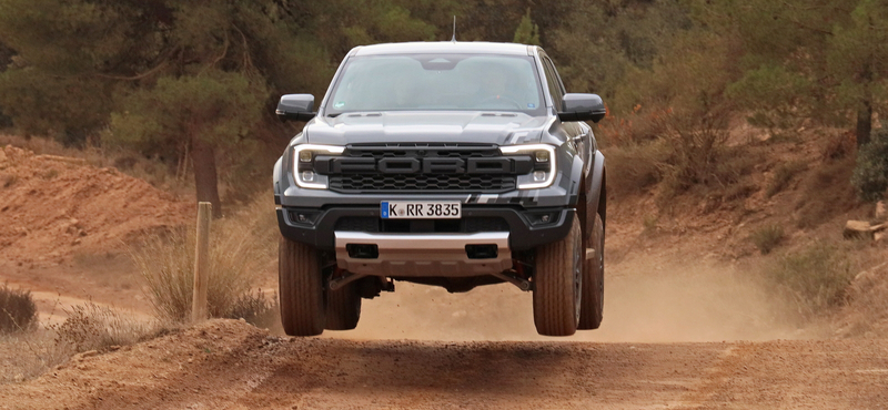 Homok, sár, szikla, ugrató: alaposan megkínoztuk az új Ford Ranger Raptort