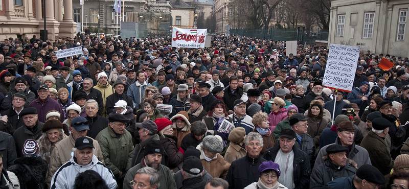 Tüntetést tartottak a Klubrádió mellett 