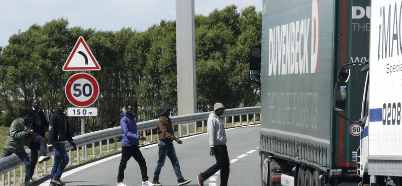 Meghalt egy menekült, megtámadták a mentőket Calais-nál