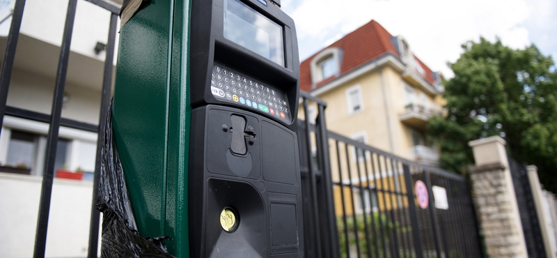 Pénzeket elő: ezeken a helyeken is fizetős lesz a parkolás