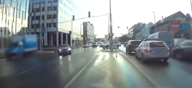 Pont a rendőrök előtt próbált ki egy visszafogott driftelést egy sofőr a Váci úton - videó