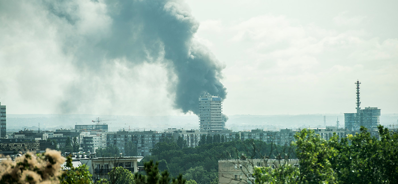 Eloltották a budapesti raktártüzet - fotók