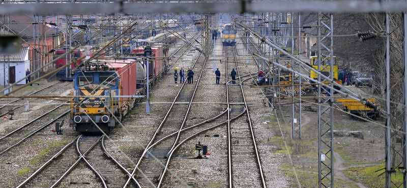 Valószínűleg nem vette észre a mozdonyvezető, hogy kisiklott egy kocsi