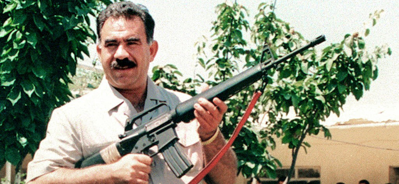 A bebörtönzött kurd vezér, Abdullah Öcalan fegyverletételre szólította fel az általa alapított PKK-t