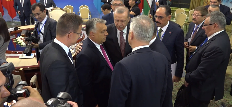 Nem lehet tüntetni az Akadémiánál, Orbán és Erdogan találkozik